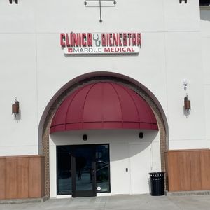 Clínica Bienestar entrance at Northgate Market